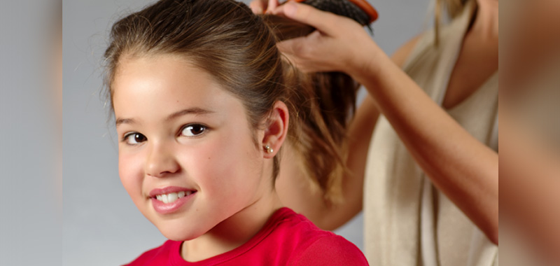 Penteado Infantil fácil com elásticos coloridos e laço de